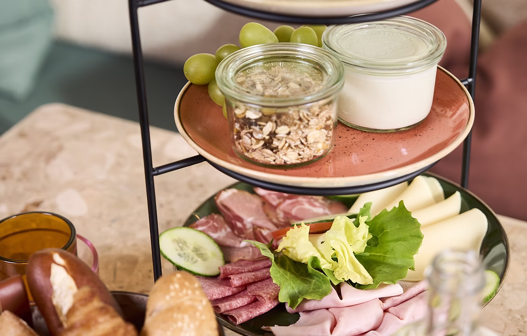 Dreistöckige Etagere mit verschieden Frühstücks-Speisen