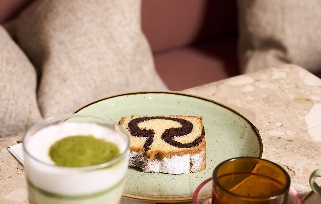 Frischer Matcha und hausgemachter Kuchen Café Karol
