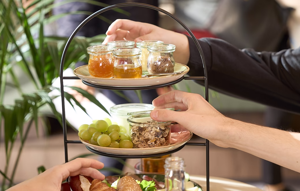 Frühstücks Etagere mit verschiedenen Speisen