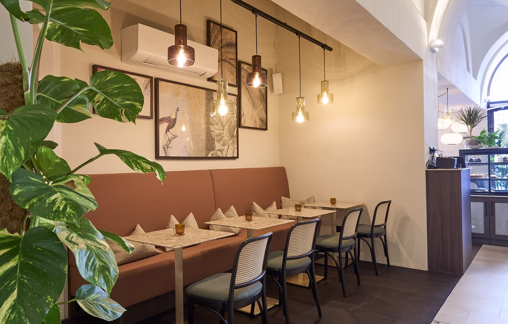 Sitzbereich Café Innenraum mit moderner Dekoration und hohen Decken