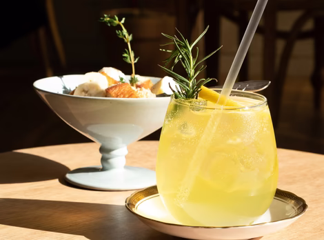 frische Getränke © unsplash.com / Wesley Shen frische Limonade mit Rosmarin und Zitrone