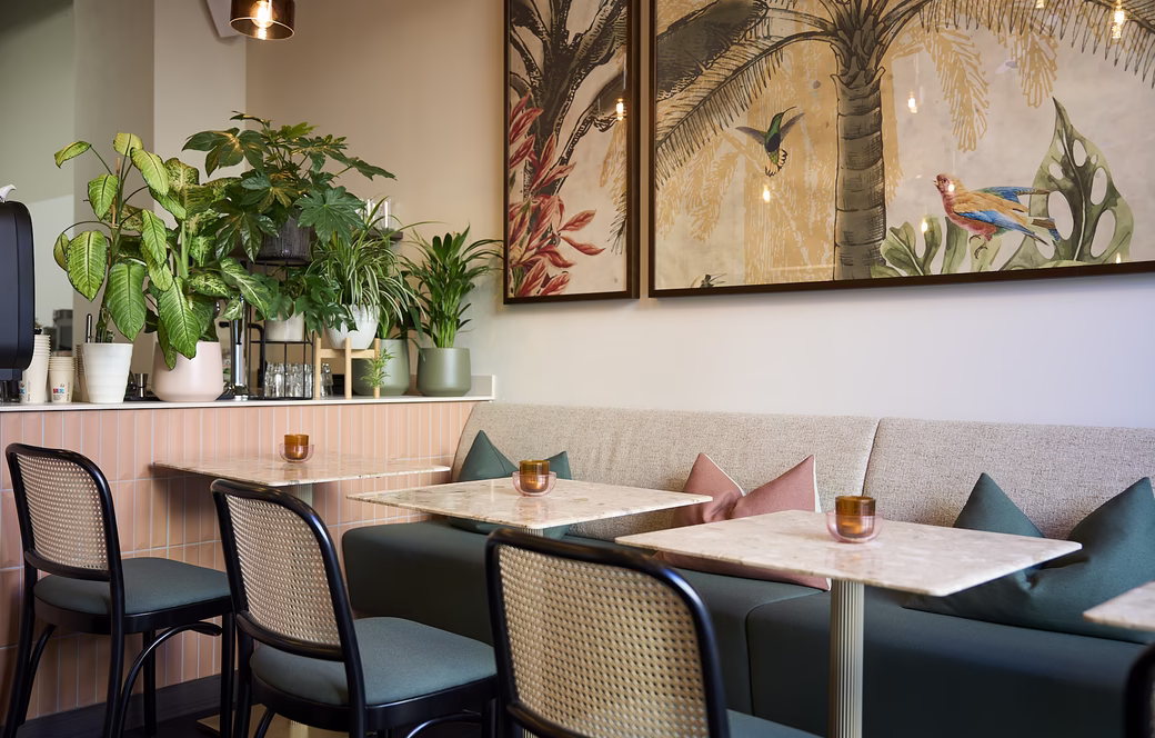 Farbenfroher Innenbereich Café Karol mit modernem Design