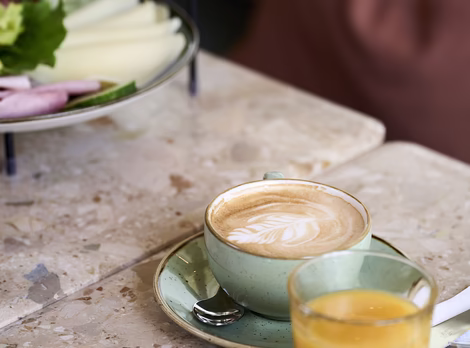 Orangensaft und Kaffee in schöner Keramiktasse